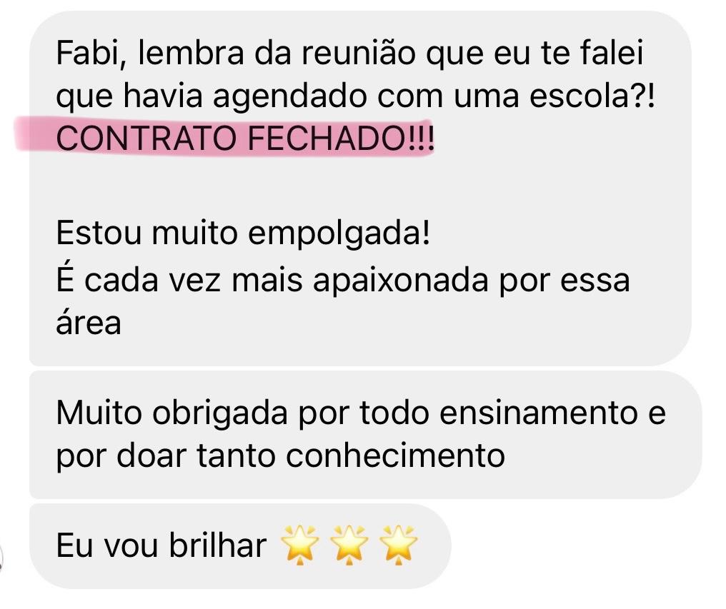 Aluna comemora contrato fechado após reunião com escola